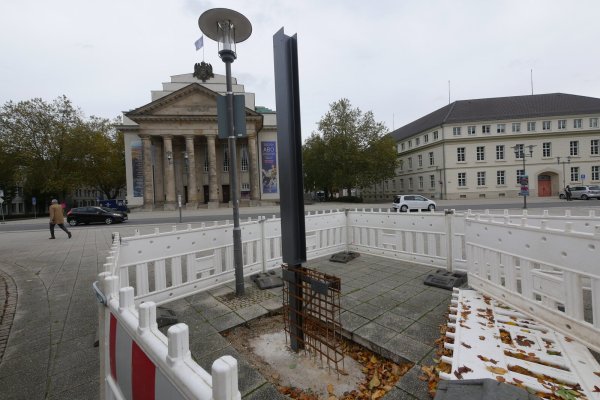 Eine der offenen Baugruben für das künftige Fußgängerleitsystem ist auf dem Theaterplatz. - © Jost Wolf