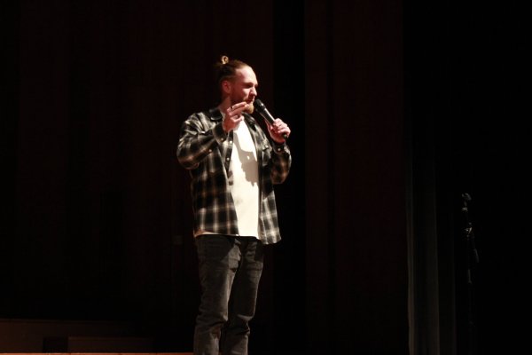 Stand-Up-Comedian Lennard Rosar führt mit viel Witz durch den Abend. - © Juliana Szabo