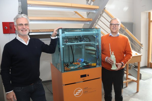 Die Firmengründer Raphael Hoffmann (links) und Markus Hoffmann vor einem 3D-Drucker für kleineres Spielzeug im Firmenfoyer. Die Hermann-Statue haben sie vor einigen Jahren für die Lippe Tourismus & Marketing gedruckt. Fotos: Birgit Guhlke - © Birgit Guhlke