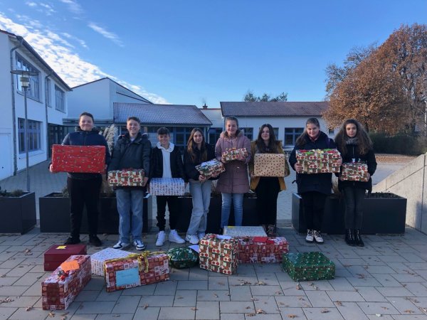 Eifrig haben die Organisatoren der Realschule Augustdorf Päckchen gepackt. - © Realschule Augustdorf