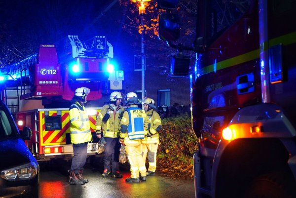 Rund 50 Einsatzkräfte der Feuerwehr bekämpfen einen Brand in Hagen. - © Tim Freitag