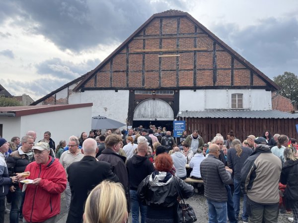 Im Vogtweg 6 ist alle paar Wochen richtig was los. Zur "Aftershow-Party" lud Kellner seine Anhänger nach dem Detmolder Gerichtsprozess per Mikrofon nach Tintrup ein. Hunderte kamen. Die nächste Feier ist schon geplant - Anlass: Am Wochenende wird Kellner 50. - © Silke Buhrmester