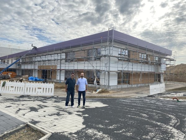 Axel und Govinda Meyer vor dem neuen Firmensitz in Lage - © Taosis