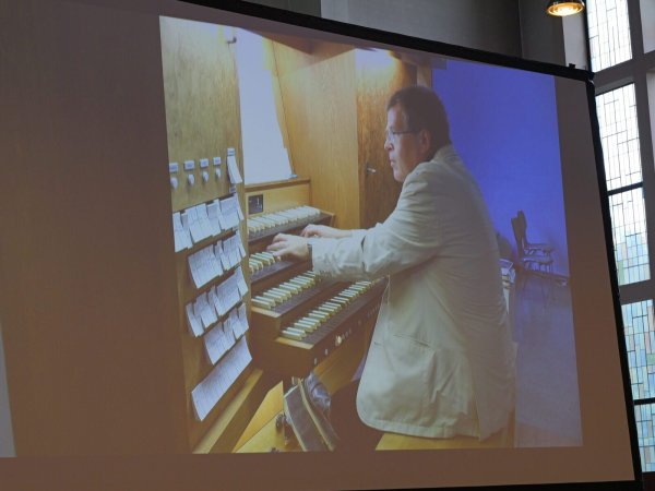 Gregor Schwarz brilliert an der Orgel der Liebfrauenkirche in Bad Salzuflen - per Videoprojektion im Kirchenraum sichtbar. - © Lippische Landeskirche