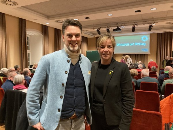 Robin Wagener und Mona Neubaur referieren über Ziele grüner Politik. - © co