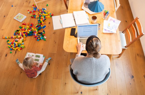 Auch in OWL arbeiten viele Menschen in Teilzeit, weil sie ihre Kinder betreuen oder Angehörige pflegen müssen. Unternehmen in OWL stellt das vor Herausforderungen. - © Julian Stratenschulte