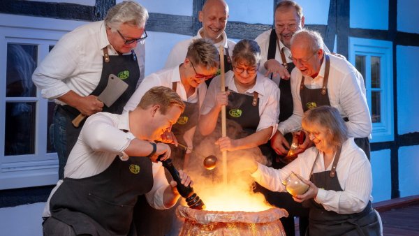 Viele Köche verderben den Brei? In diesem Fall ganz sicher nicht: Denn die LandWirte, ein Zusammenschluss lippischer Gastronomen mit Landgaststätten, machen zwar gemeinsame Sache, kochen aber jeder eine eigene Suppe, die sie für den Weihnachtsmarkt-Verkauf der Soroptimistinnen spenden. - © LandWirte