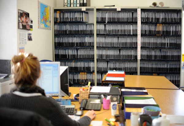 NRW will den öffentlichen Dienst für Mitarbeiter attraktiver machen. Doch nicht alle Maßnahmen stoßen dabei auf Gegenliebe. Kritiker sprechen von einer „Turbo-Verbeamtung“. - © picture alliance / ZB