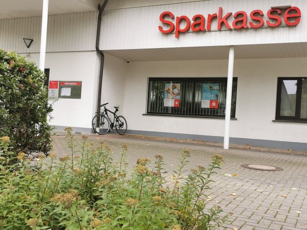 Ein Stück Infrastruktur verabschiedet sich: die Sparkassen-Filiale in Alverdissen wird nicht wieder eröffnet. - © Sylvia Frevert(LZ)