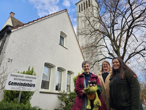 Pfarrerin Renate Kersten hat gute Erfahrungen mit der Handpuppe "Bernhard" gemacht, wenn es darum geht, Interesse zu wecken und miteinander ins Gespräch zu kommen. Gemeinsam mit Susanne Schmalenberg (Mitte) und Sabrina Landenberger wirbt sie beim Weihnachtsmarkt dafür, Bedürftigen zu helfen. - © Astrid Sewing