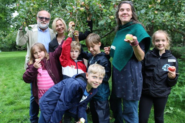 Vanessa Kowarsch (rechts) pflückt mit Schülern der Ostschule Lemgo die ersten Äpfel auf der Streuobstwiese "Am Lindenhaus". Yvonne Huebner und Michael Schnittger vom Lippischen Heimatbund schauen dabei zu. - © Nico Düllmann