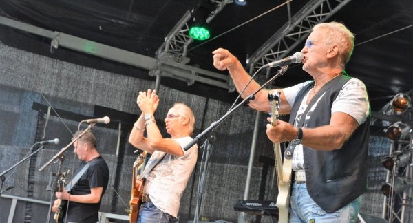 The Rattles, mit denen alles begonnen hat, bei ihrem Auftritt im Jahr 2022 auf dem Schulhof des Niklas-Luhmann-Gymnasiums. - © Karin Prignitz