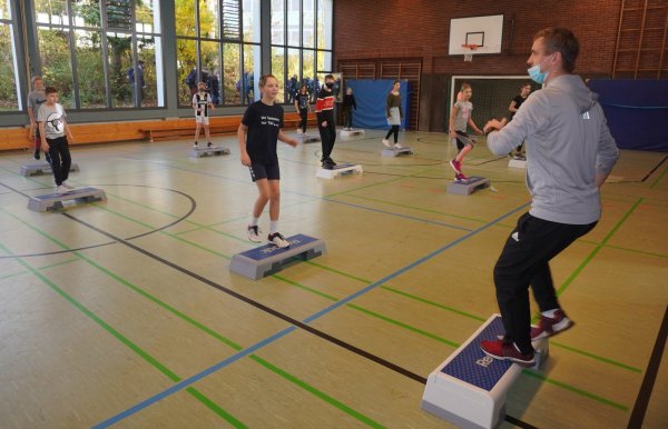 Sportlehrer Magnus Handke bringt die Klasse 7d derzeit mit Step-Aerobic zum Schwitzen. "Hier können die Schüler genügend Abstand halten", erklärt der Lehrer. - © Michaela Weiße(LZ)