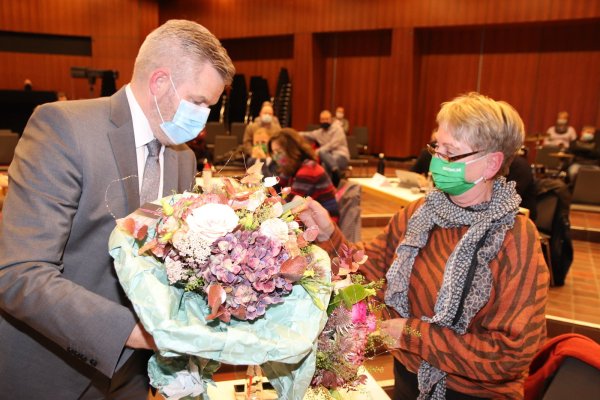 Blumen für die dritte stellvertretende Bürgermeisterin: Dirk Becker gratuliert Ulrike Meusel (Grüne) zu ihrer Wahl.  - © Knut Dinter