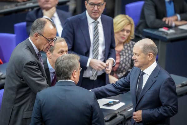 Ärgste Rivalen: Kanzler Olaf Scholz (SPD) und CDU-Chef Friedrich Merz begrüßen sich im Bundestag. - © picture alliance/dpa