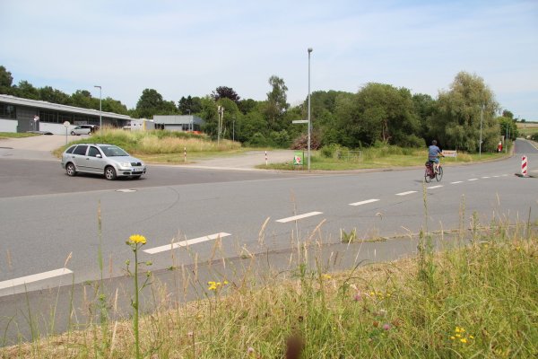 Autos, Lkw, Radfahrer und Fußgänger – der Kreisverkehr soll für alle Seiten eine Verbesserung bringen. - © Seda Hagemann