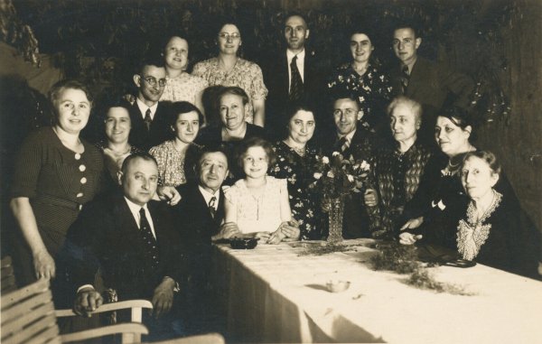 Familienfeier 1938: Auf dem dem Foto sind Herta Frenkel (ganz links stehend), Walter Frenkel (ganz links sitzend), Helga Frenkel (hintere Reihe links stehend), Karla Frenkel (sitzend, unterste Reihe mittig), wahrscheinlich Helene Rosenberg (sitzend, mittig hinter Karla Frenkel) und Laura Frenkel (sitzend, untere Reihe, Dritte von rechts) zu sehen. - © Stadt Lemgo