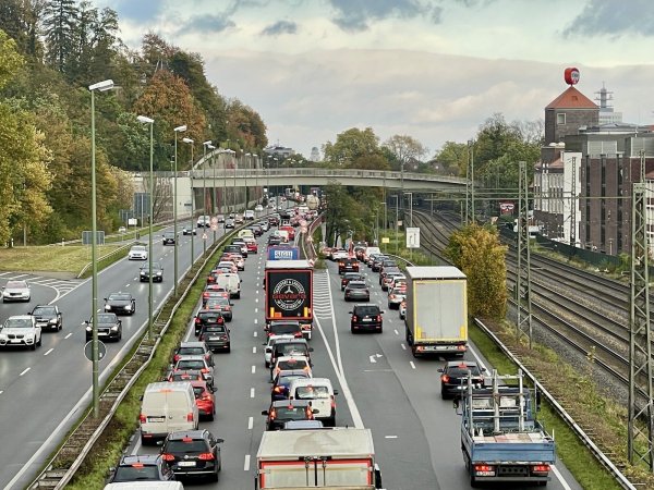Auf dem Weg in die Bielefelder Innenstadt staut es sich zu Pendlerzeiten oft. - © Peter Unger