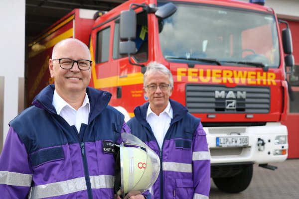 Knut Krutzsch (links) und Andreas Gronemeier von der Psychosozialen Unterstützung der Salzufler Feuerwehr stehen vor einem Löschfahrzeug am Gerätehaus in Lockhausen. - © Alexandra Schaller