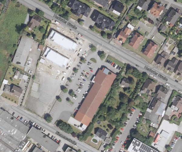 Der Aldi-Markt (rotes längliches Dach) an der Herforder Straße soll abgerissen und auf größerer Fläche zur Siemensstraße hin (unten) neu gebaut werden. - © TIM-online/Geobasisdaten NRW