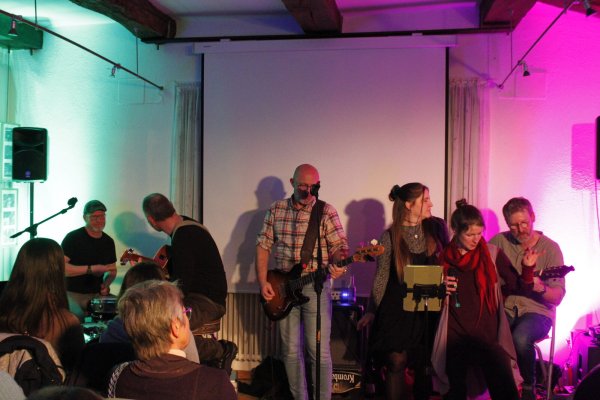 The Golden Boys & The Devils Angels heizen dem Publikum in Heiligenkirchen ganz schön ein. - © Juliana Szabo
