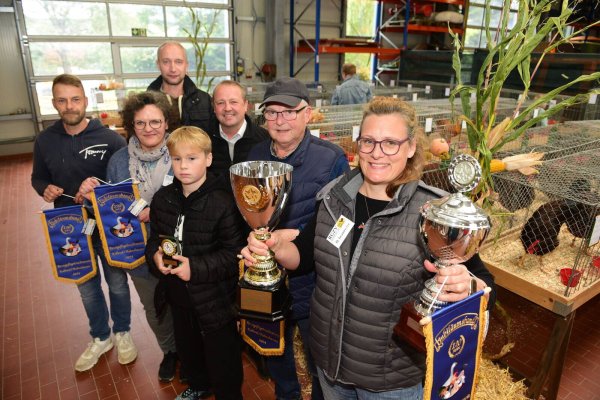 Patrick Gründel (von links), Alexandra Nope, Dennis Bergmann, Mayson Paul Rieger, Mario Hecker, Hermann Hecker und Heike Iwanovicz sind die glücklichen Gewinner der Rassegeflügelschau in Hohenhausen. - © Nicole Ellerbrake