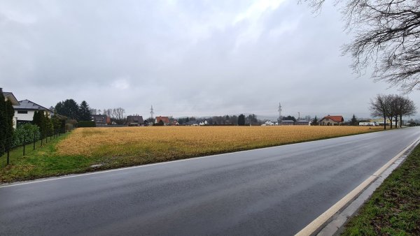 Auf diesem Grundstück an der Farmbecker Straße soll das neue Feuerwehr-Gerätehaus gebaut werden. - © Nadine Uphoff