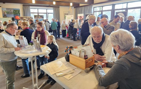 Die Premiere kam in Hörste sehr gut an.Beim Neujahrsempfang im Gemeindehaus stellten sich 19 Vereine und Initiativen vor. - © Astrid Sewing