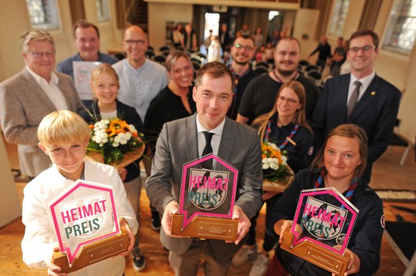Mika Weiser, Dr. Sven Lesemann und Ilka Beermann (vorne v.l.) nehmen die Heimatpreise entgegen. Mit ihnen freuen sich der stellvertretende Bürgermeister Rudolf Stölting, Marcus Blachowski, Svea und Lars Weckner, Hannah Tschentscher, Nico Hübner, Nora und Florian Winter sowie Bürgermeister Matthias Kalkreuter (hinten v.l.) - © Nicole Ellerbrake