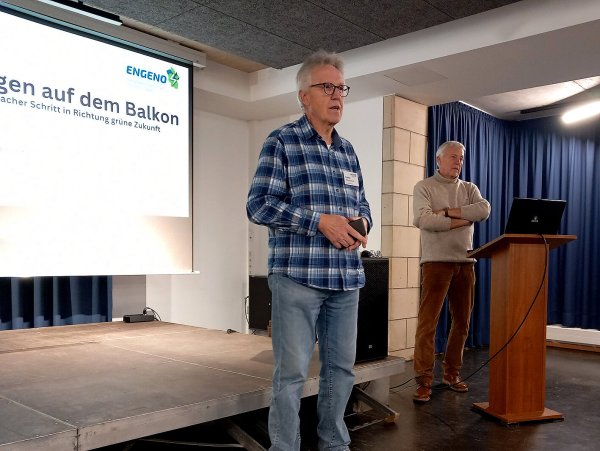 Ewald Hillebrand (links) und Eckhard Vogelsang informieren über Steckersolargeräte. - © Rudi Rudoplph