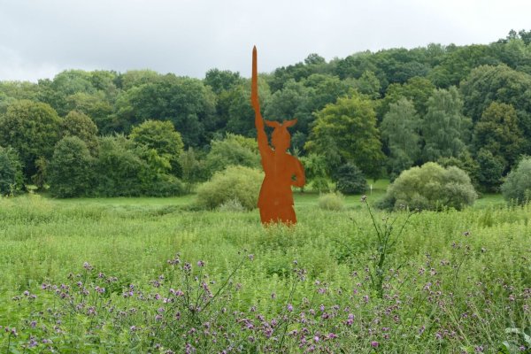 Der fünf Meter große "Hermann" sucht ein neues Zuhause. Die Skulptur wird an den Meistbietenden versteigert. - © LGS Höxter