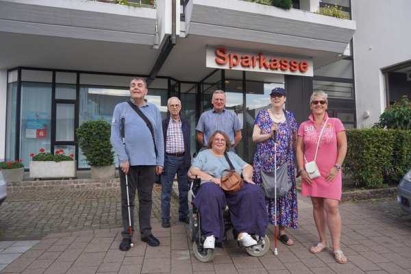 Bernd Herrmann (Bezirksgruppe Lippe des Blinden- und Sehbehindertenvereins Westfalen), Horst Tiemann (Heimatverein), Marianne Sieweke (Senioren- und Behindertenbeirat), Wolfgang Diekmann (Heimatverein), Angelika Wohlgemuth und Diana Vorndamme (beide Bad Meinberg e.V.) (von links) setzen sich für den Erhalt der Sparkasse in Bad Meinberg ein. - © Michaela Weiße