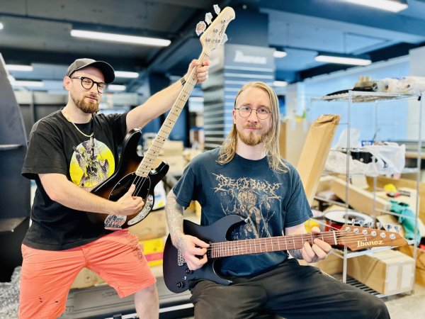 Dominik Gauert (Gitarre) und Max-Phillip (Bass) sind das Dreamteam vom Musikgeschäft "Guitar Jail" an der Friedensstraße. - © Stefan Becker