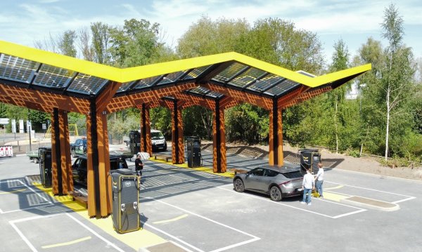 Eine Schnellladestation des niederländischen Betreibers Fastned in Bochum mit dem charakteristischen Solardach. - © Fastned