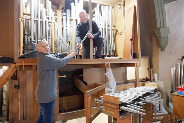 Anja Sattler und Siegmund Teßmer werden rund drei Monate mit der Reinigung der etwa 2700 Pfeifen beschäftigt sein. Für diese Zeit bleiben die beiden Orgelbauer aus Hamburg in Lemgo. - © Lorraine Brinkmann