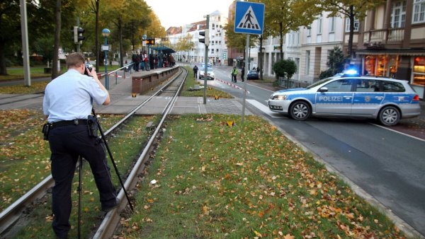 Die Bielefelder Polizei nimmt Spuren nach dem Vorfall an der Haltestelle Landgericht auf. - © Symbolfoto: Jens Reichenbach
