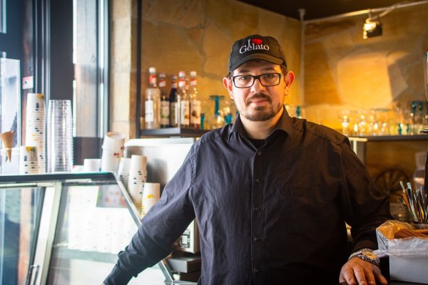 Salvatore Fabrizio hat sich seinen großen Traum vom eigenen Eiscafé erfüllt. Seit drei Wochen hat sein Laden in der Bruchstraße geöffnet. - © Raphael Bartling