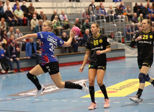 Dynamisch: Alexia Hauf hängt zwei Gegenspielerinnen des BVB ab. - © paul cohen