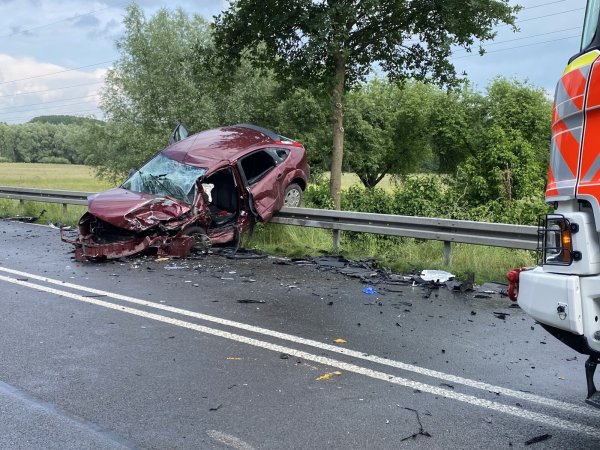 Bei dem schweren Unfall auf der Bundesstraße 1 bei Paderborn kommt die Fahrerin dieses Ford zu Tode. - © Marc Schröder