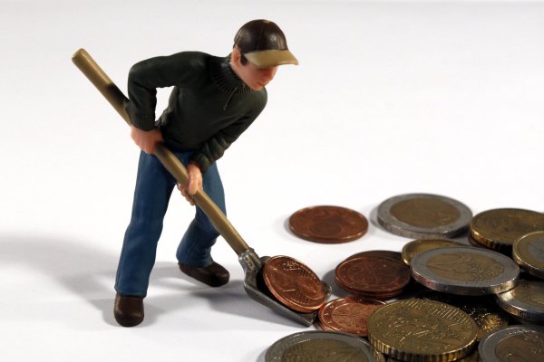 Weil Deutschlands Wirtschaftsleistung derzeit rückläufig ist, werden gerade eher die kleineren Münzen geschaufelt. Das hat auch Auswirkungen auf die großen Detmolder Unternehmen. - © pixabay/geralt