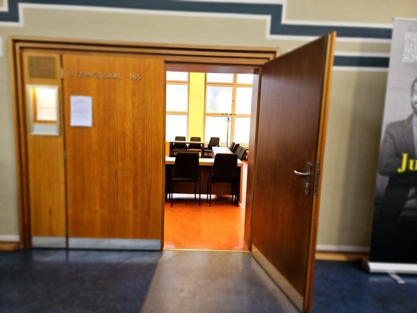 Ein 55-Jähriger aus Lemgo hat sich vor dem Landgericht wegen sexuellen Missbrauchs verantworten müssen. Am Ende der Beweisaufnahme ist die Große Jugendkammer überzeugt: Der Angeklagte wurde vor 20 Jahren zum Täter. - © Janet König