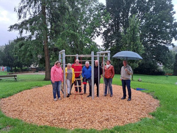 Die Spielgeräte stehen. Darüber freuen sich (von links) Dorothee Ewers (Vorstand Marketing Extertal), Elke Grabenhorst und Jürgen Tammoschath (Vorstand Heimat- und Verkehrsverein Bösingfeld), Hans Böhm (Projektgruppe Park mit Potenzial), Sebastian Fritzemeier (JuKulEx), Christine Ewers (Geschäftsstellenleiterin Marketing Extertal) und Bürgermeister Frank Meier. - © Heimat- und Verkehrsverein Bösingfeld