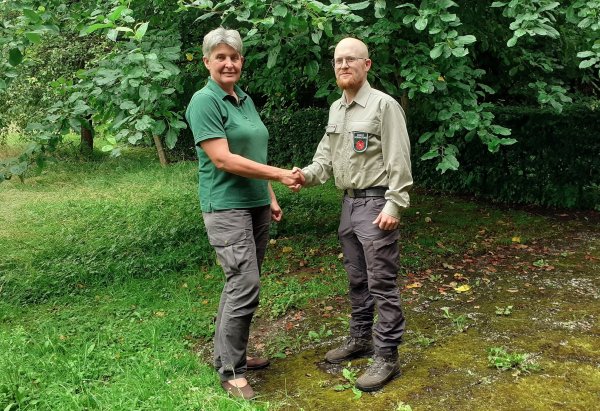 Susanne Hoffmann begrüßt Robert Ortmeier als neuen Leiter des Forstreviers Sternberg. - © Landesverband Lippe