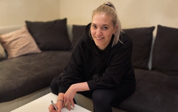 Setzt die Unterschrift unter ihren neuen Vertrag: Blombergs künftige Kreisläuferin Stefanie Kaiser. - © HSG Blomberg-Lippe