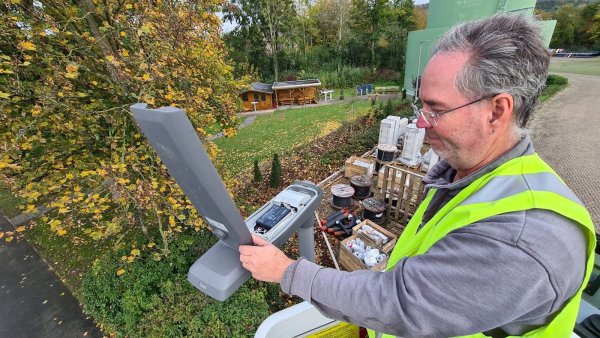 Elektroinstallateur Gustav von Leßel von den Stadtwerken blickt vom neuen Steiger aus in eine Straßenlaterne. Bei Ausfällen rückt er aus, um die Leuchtmittel auszutauschen oder die Technik zu reparieren. - © Nadine Uphoff