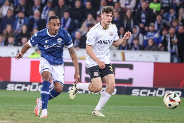 Noah Sarenren Bazee (l.) erhöht für Arminia Bielefeld gegen den SV Wehen Wiesbaden auf 3:1. - © Oliver Krato