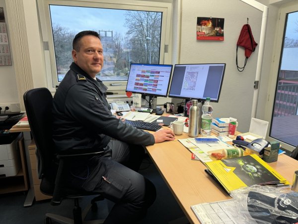 Christian Drewes' Arbeitsplatz als Leiter der Feuerwache ist vor allem das Büro, dennoch leitet er auch noch Einsätze vor Ort. - © Sven Kienscherf