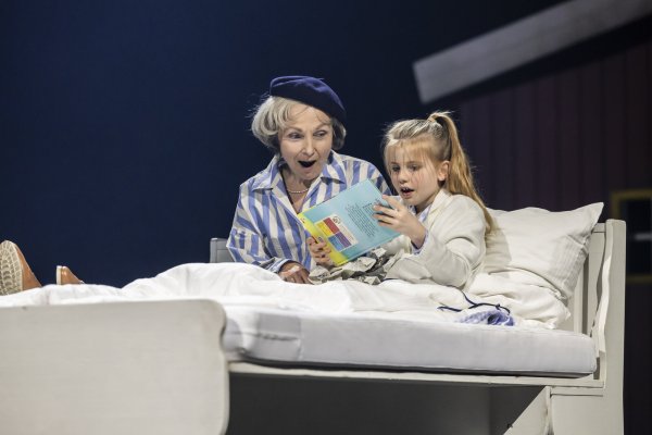Schwelgen in Erinnerungen: Anja Syrbe und Clara Addicks. - © Landestheater Detmold