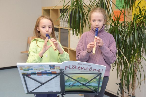 Finja Pflugrad (9 Jahre, links) und Carlotta Brehmeier (10) haben im Februar 2023 mit dem Blockflötenspiel begonnen.
Fotos: Karin Prignitz - © Karin Prignitz