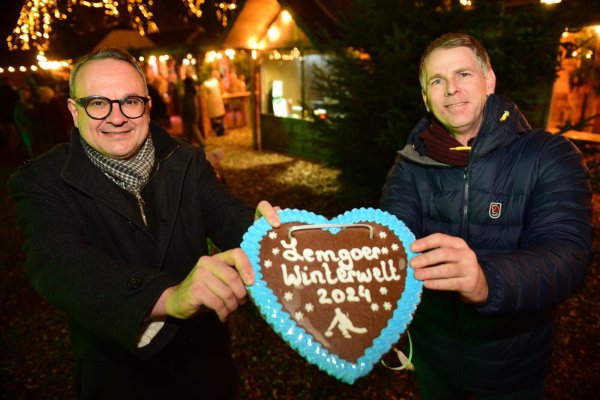 Bürgermeister Markus Baier und Christoph Vieregge, Geschaftsführer Lemgo Marketing, eröffnen die Winterwelt. - © Nicole Ellerbrake